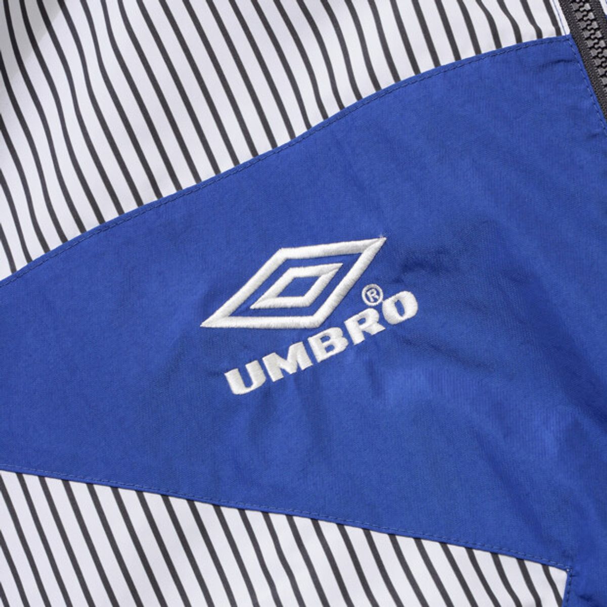 엄브로(UMBRO) HBL 스타챔프 별 스탠넥 바람막이 자켓 차콜 UR221CJK52