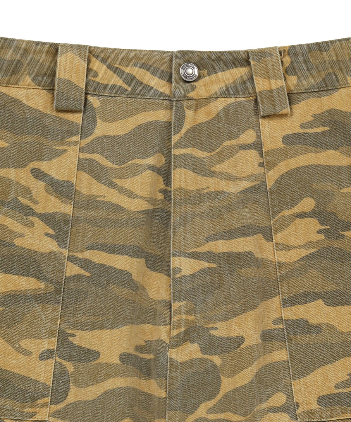 마뗑킴(MATIN KIM) CAMOUFLAGE CARGO BERMUDA PANTS FOR MEN IN CAMEL