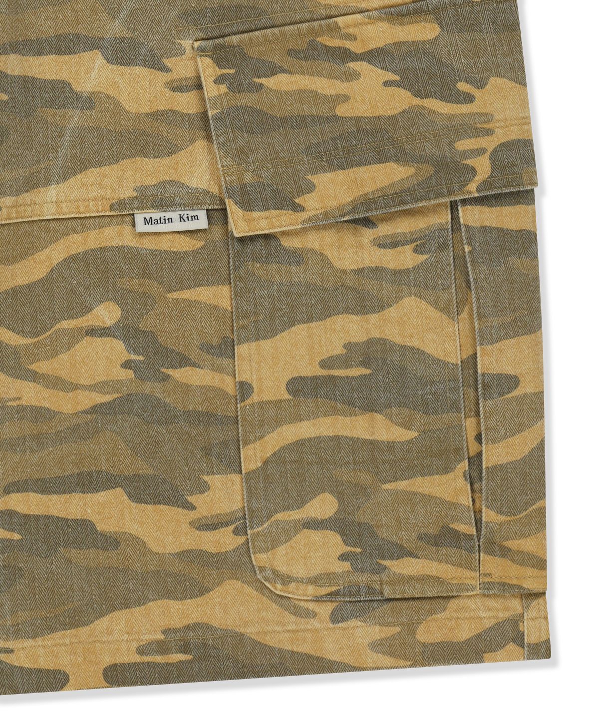 마뗑킴(MATIN KIM) CAMOUFLAGE CARGO BERMUDA PANTS FOR MEN IN CAMEL