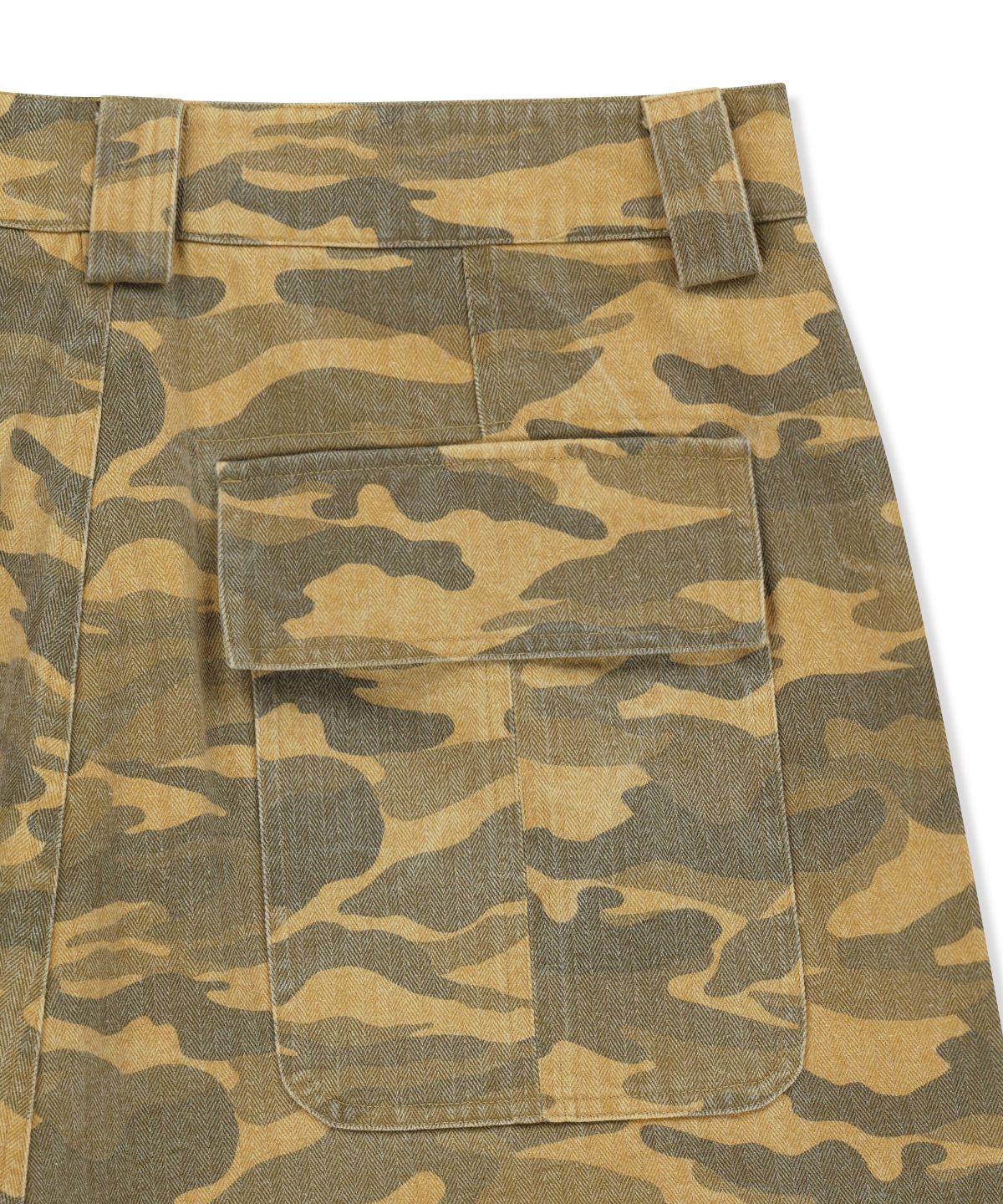마뗑킴(MATIN KIM) CAMOUFLAGE CARGO BERMUDA PANTS FOR MEN IN CAMEL