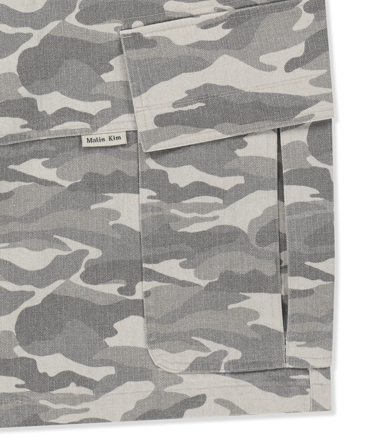 마뗑킴(MATIN KIM) CAMOUFLAGE CARGO BERMUDA PANTS FOR MEN IN GREY