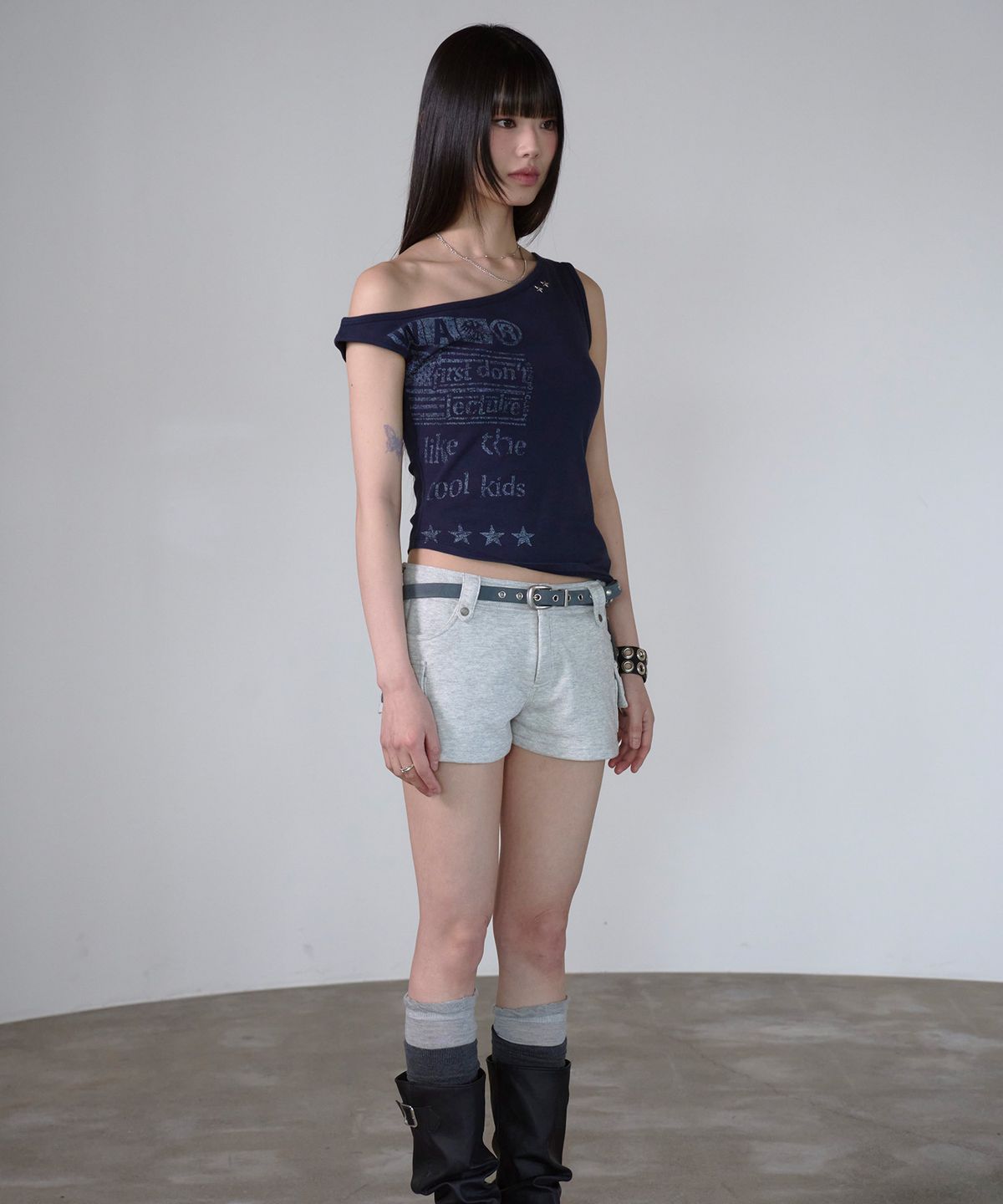 프렌다(PRENDA) SLANT CUT STAR GRAPHIC SLIM TANK NAVY