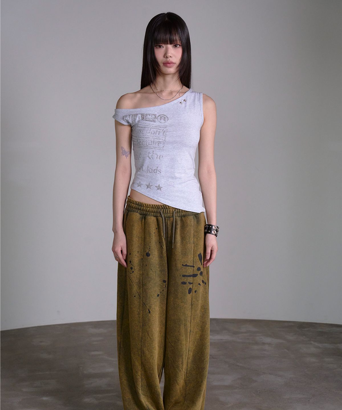 프렌다(PRENDA) SLANT CUT STAR GRAPHIC SLIM TANK GRAY