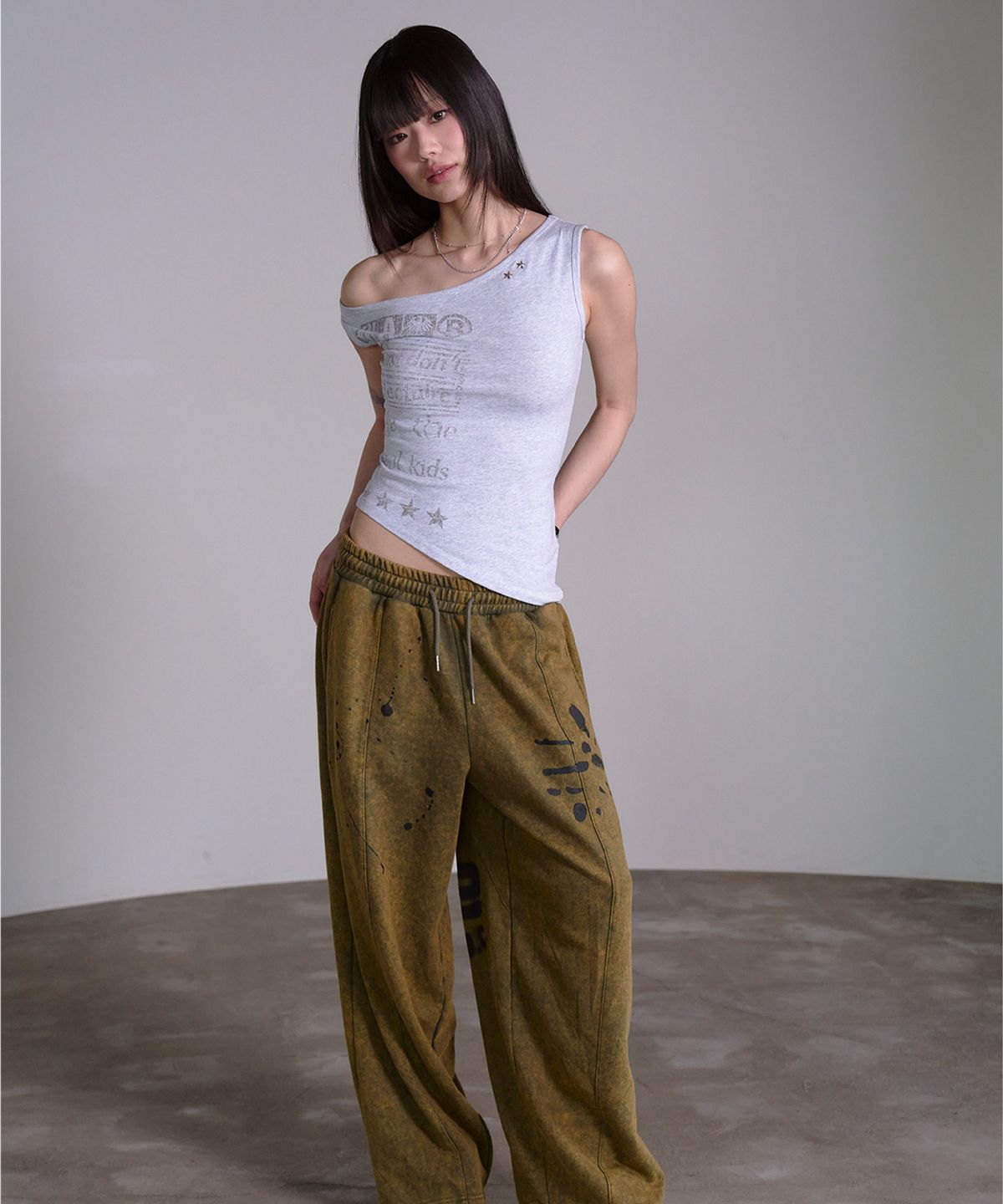 프렌다(PRENDA) SLANT CUT STAR GRAPHIC SLIM TANK GRAY