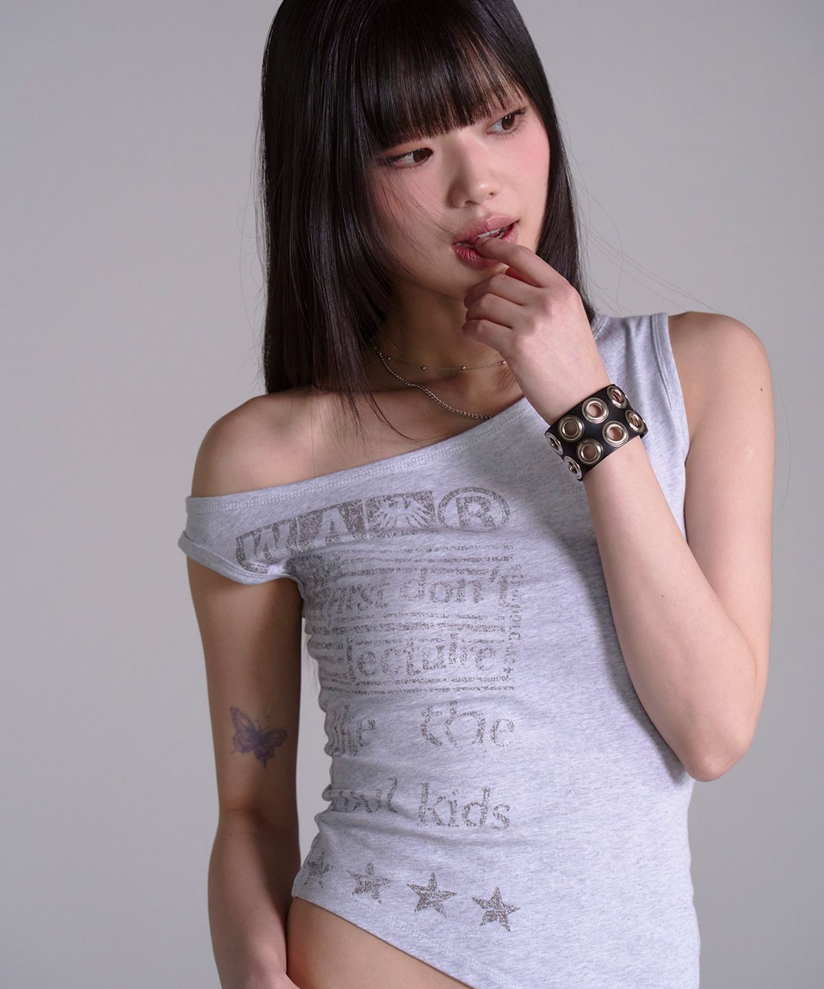 프렌다(PRENDA) SLANT CUT STAR GRAPHIC SLIM TANK GRAY