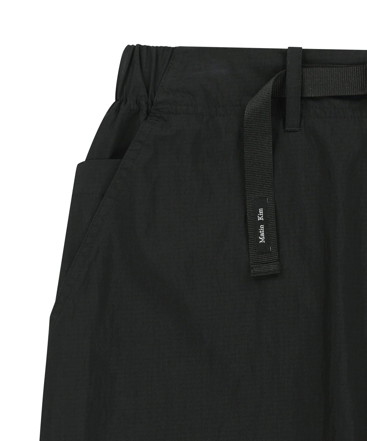 마뗑킴(MATIN KIM) STRAP BELTED PANTS FOR MEN IN BLACK