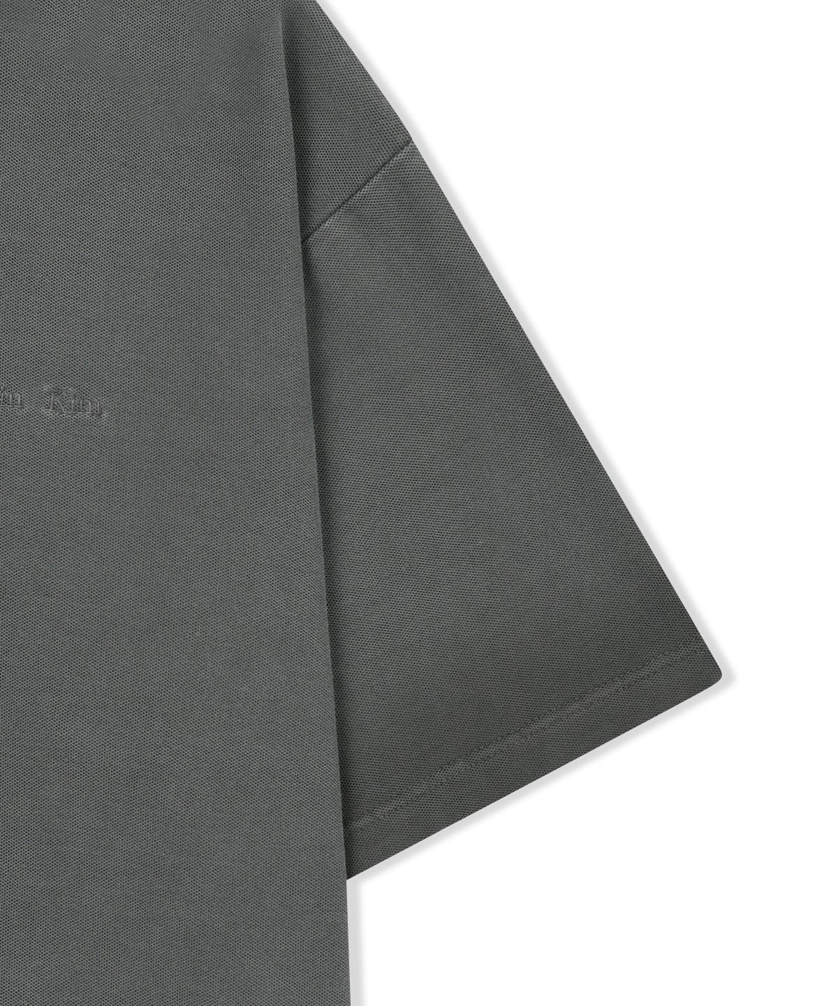 마뗑킴(MATIN KIM) SMALL LOGO WASHED PIQUE TOP FOR MEN IN CHARCOAL
