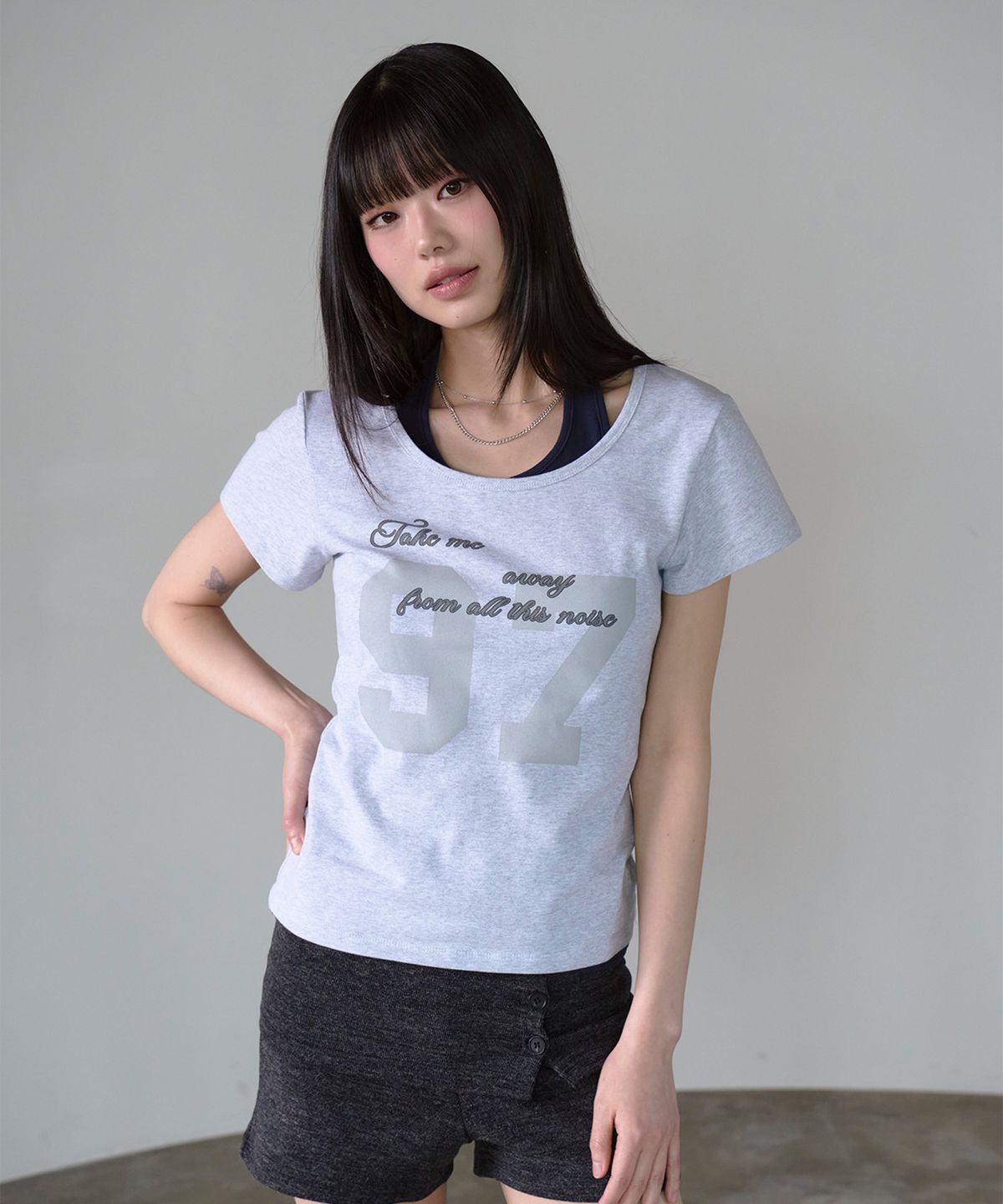 프렌다(PRENDA) 97 CURVED LAYERED GRAPHIC TOP GRAY