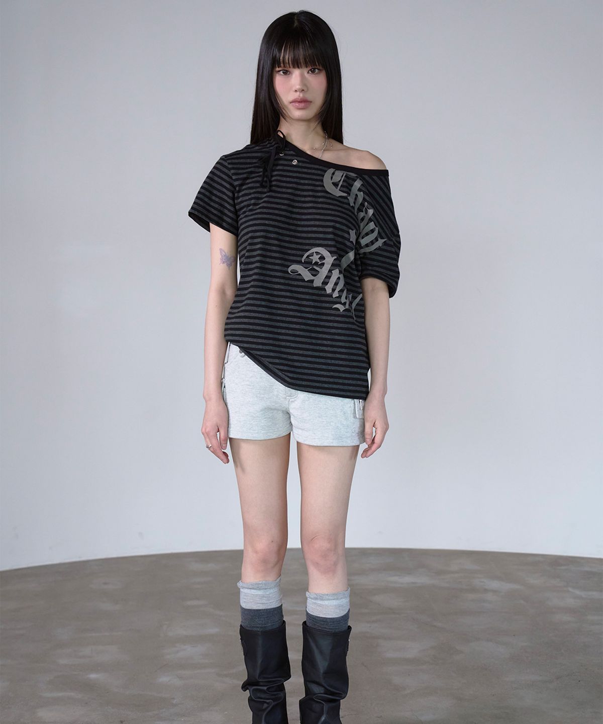프렌다(PRENDA) RIBBON TIE EYELET STRIPED TEE BLACK