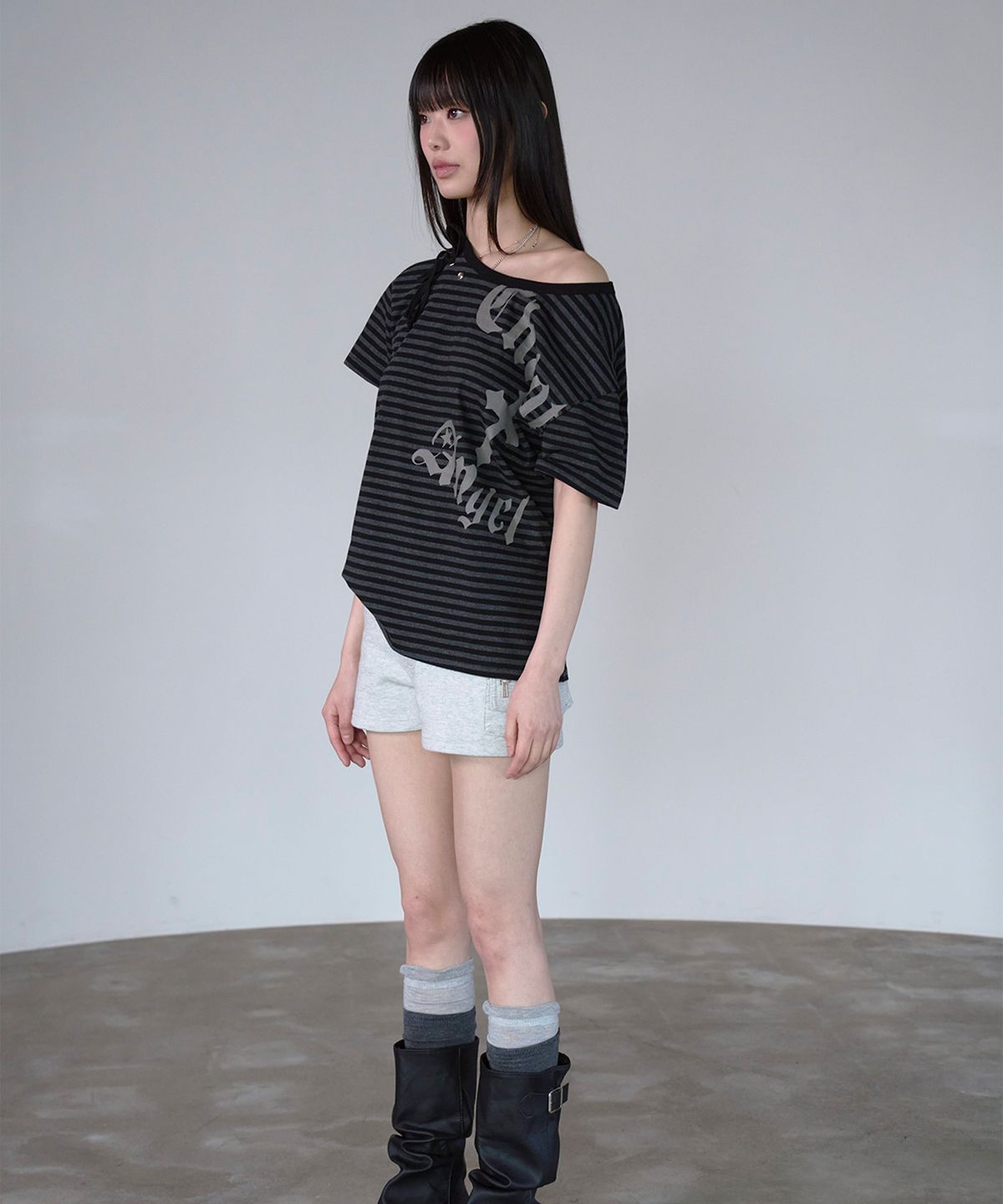 프렌다(PRENDA) RIBBON TIE EYELET STRIPED TEE BLACK