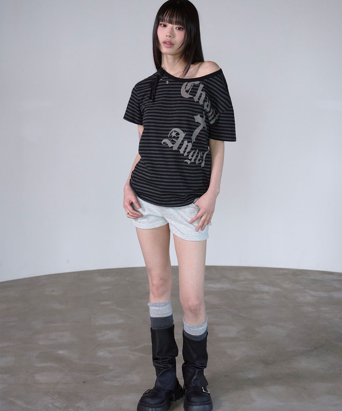 프렌다(PRENDA) RIBBON TIE EYELET STRIPED TEE BLACK