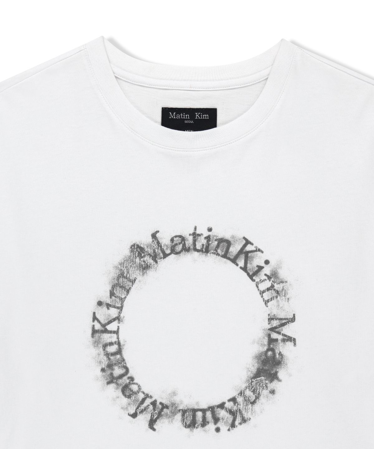 마뗑킴(MATIN KIM) MATIN KIM CIRCLE LOGO TOP FOR MEN IN WHITE