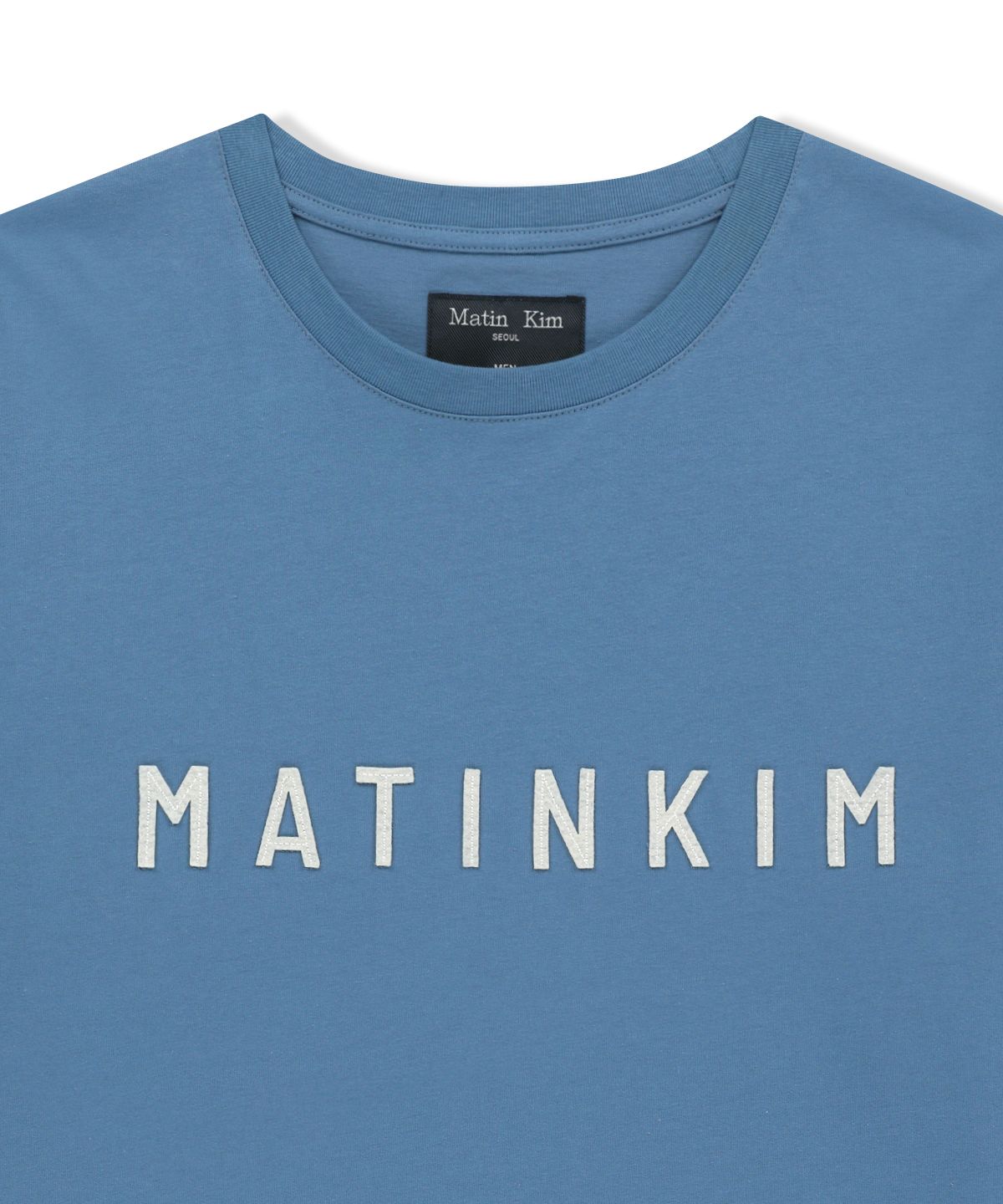 마뗑킴(MATIN KIM) APPLIQUE FELT LOGO TOP FOR MEN IN BLUE
