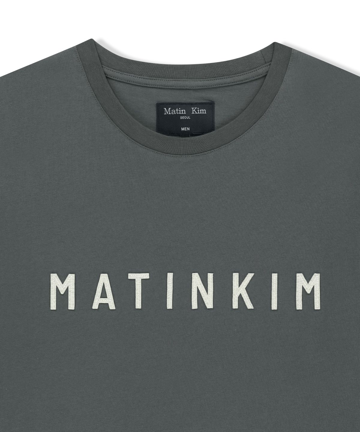 마뗑킴(MATIN KIM) APPLIQUE FELT LOGO TOP FOR MEN IN CHARCOAL