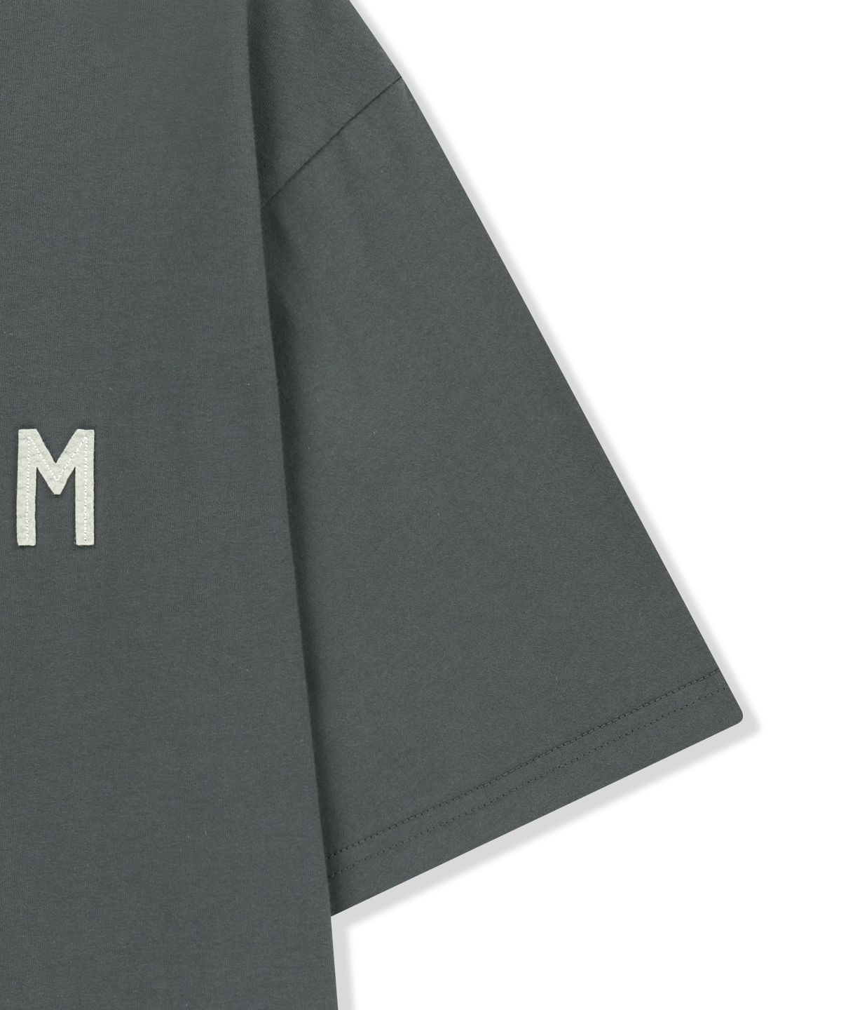 마뗑킴(MATIN KIM) APPLIQUE FELT LOGO TOP FOR MEN IN CHARCOAL