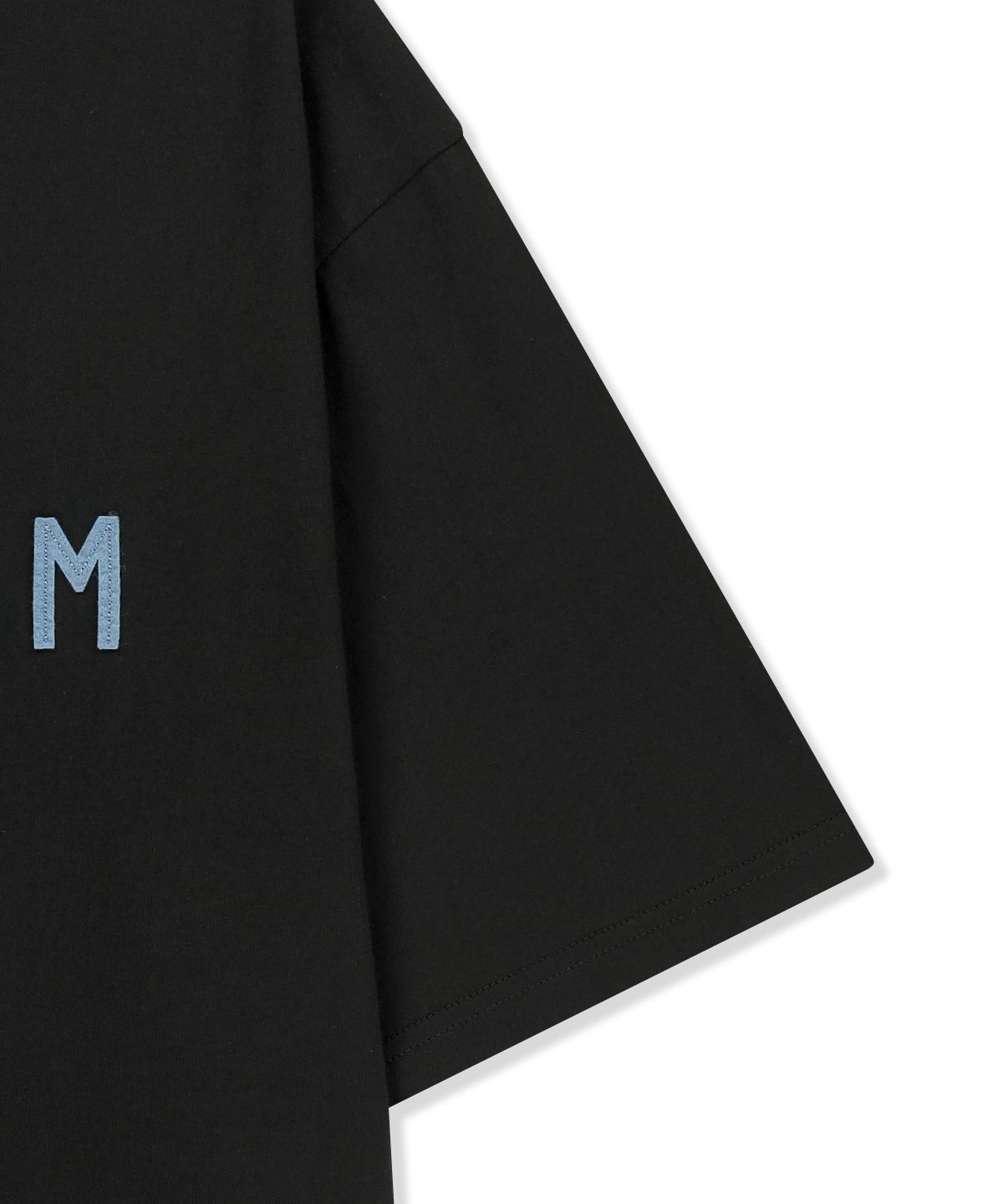 마뗑킴(MATIN KIM) APPLIQUE FELT LOGO TOP FOR MEN IN STRONG BLACK