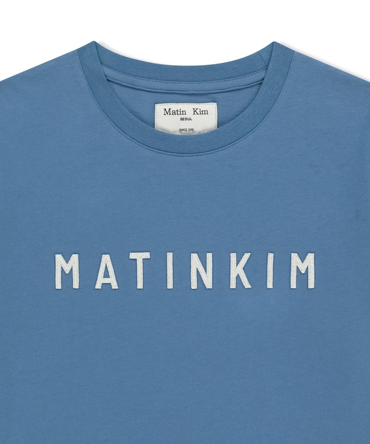 마뗑킴(MATIN KIM) APPLIQUE FELT LOGO TOP IN BLUE