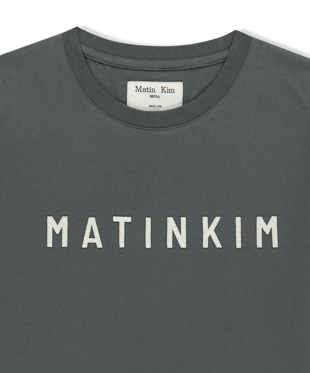마뗑킴(MATIN KIM) APPLIQUE FELT LOGO TOP IN CHARCOAL