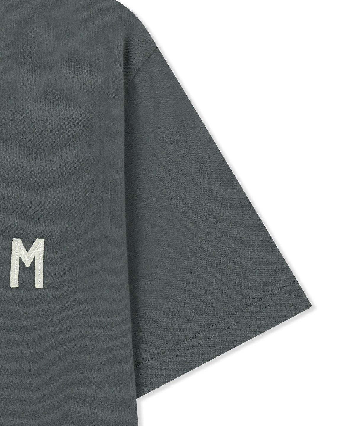 마뗑킴(MATIN KIM) APPLIQUE FELT LOGO TOP IN CHARCOAL