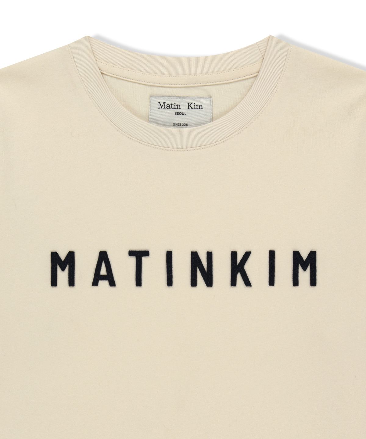 마뗑킴(MATIN KIM) APPLIQUE FELT LOGO TOP IN CREAM