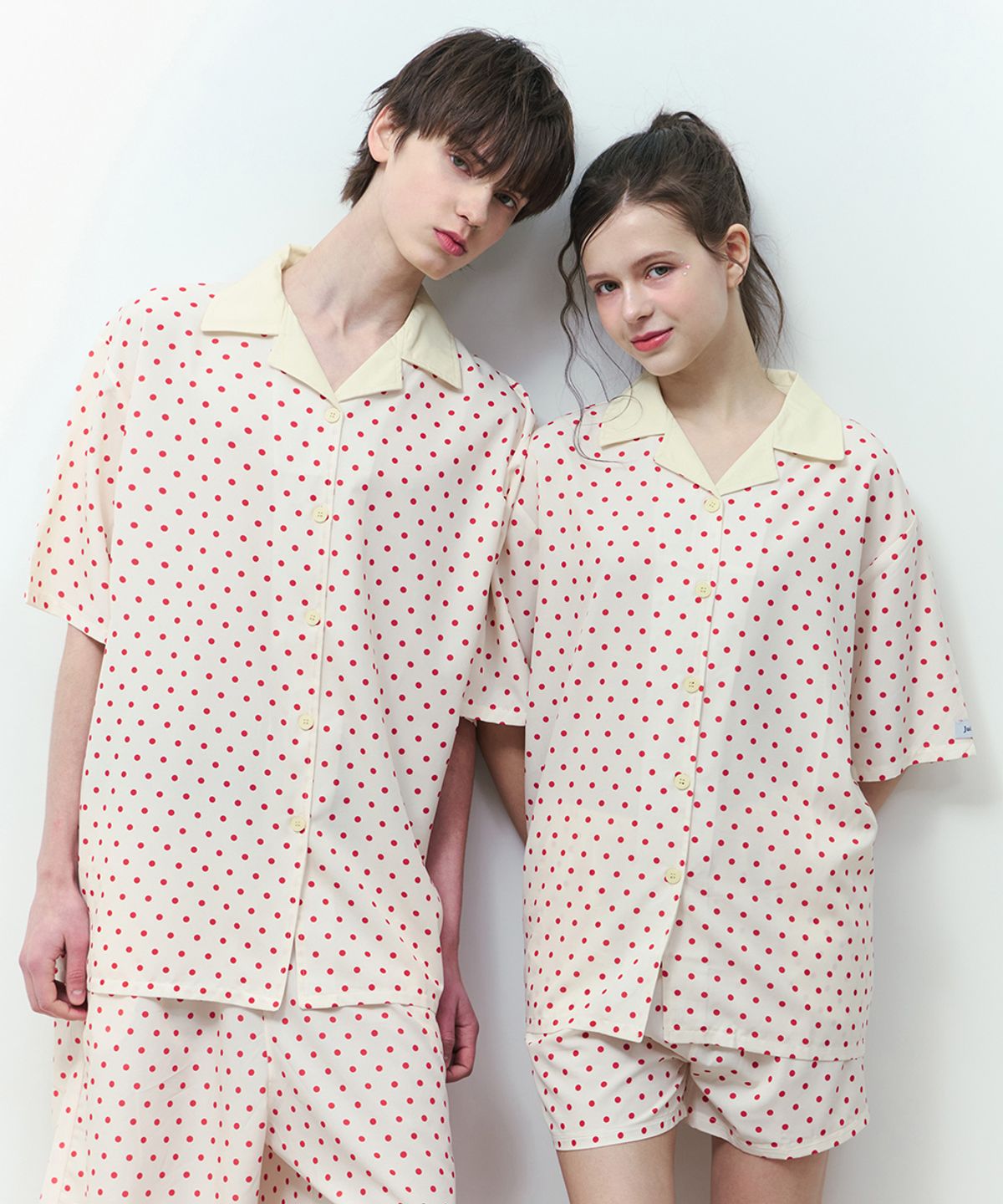 주디앤(JUDYN) [2PACK] 레드도티 클린핏 반팔 커플 파자마세트