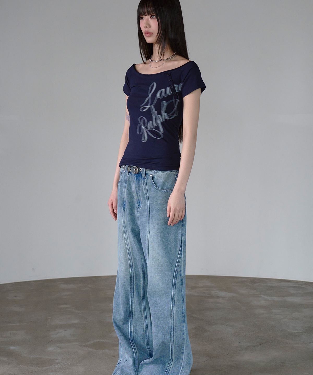 프렌다(PRENDA) LETTERING ONE OFF SHOULDER SHORT SLEEVE NAVY