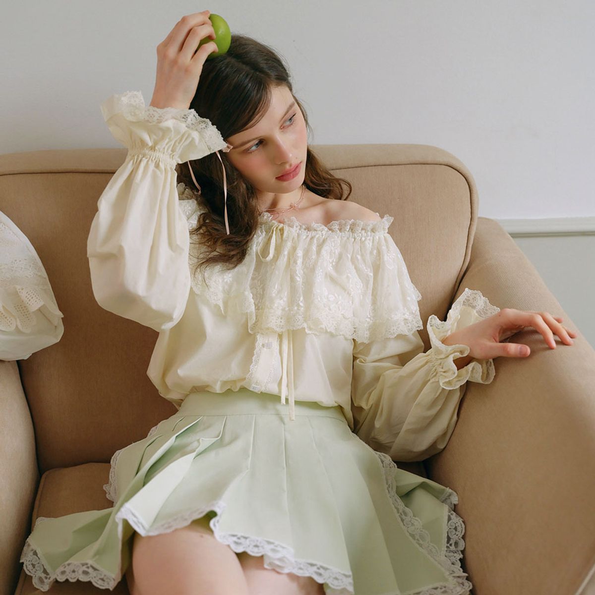 쎄무아듀(CEST MOIDEW) Cest_Lace trumpet sleeve button blouse