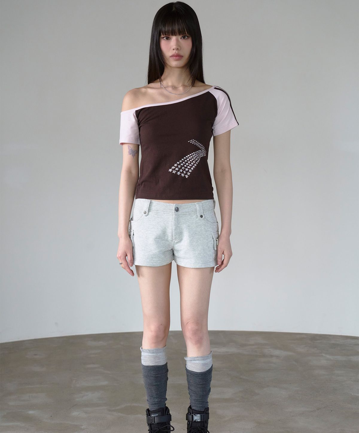프렌다(PRENDA) NUMBER SEVEN OFF-SHOULDER SHORT SLEEVE BROWN