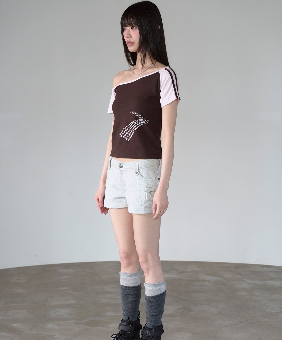 프렌다(PRENDA) NUMBER SEVEN OFF-SHOULDER SHORT SLEEVE BROWN