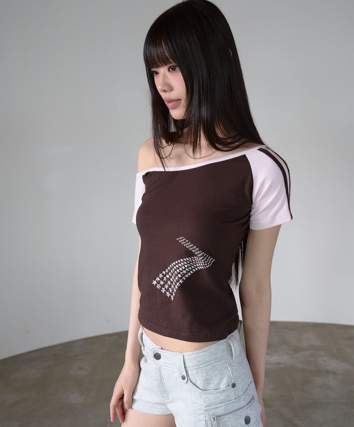 프렌다(PRENDA) NUMBER SEVEN OFF-SHOULDER SHORT SLEEVE BROWN
