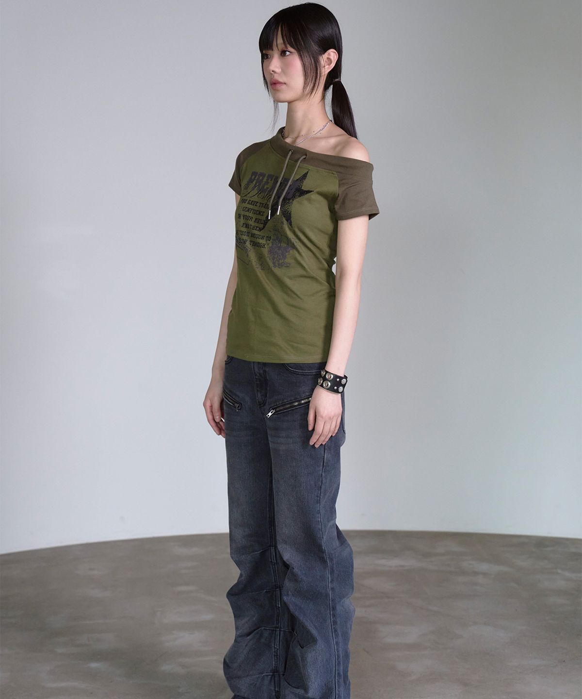 프렌다(PRENDA) STRING OFF SHOULDER SHORT SLEEVE KHAKI