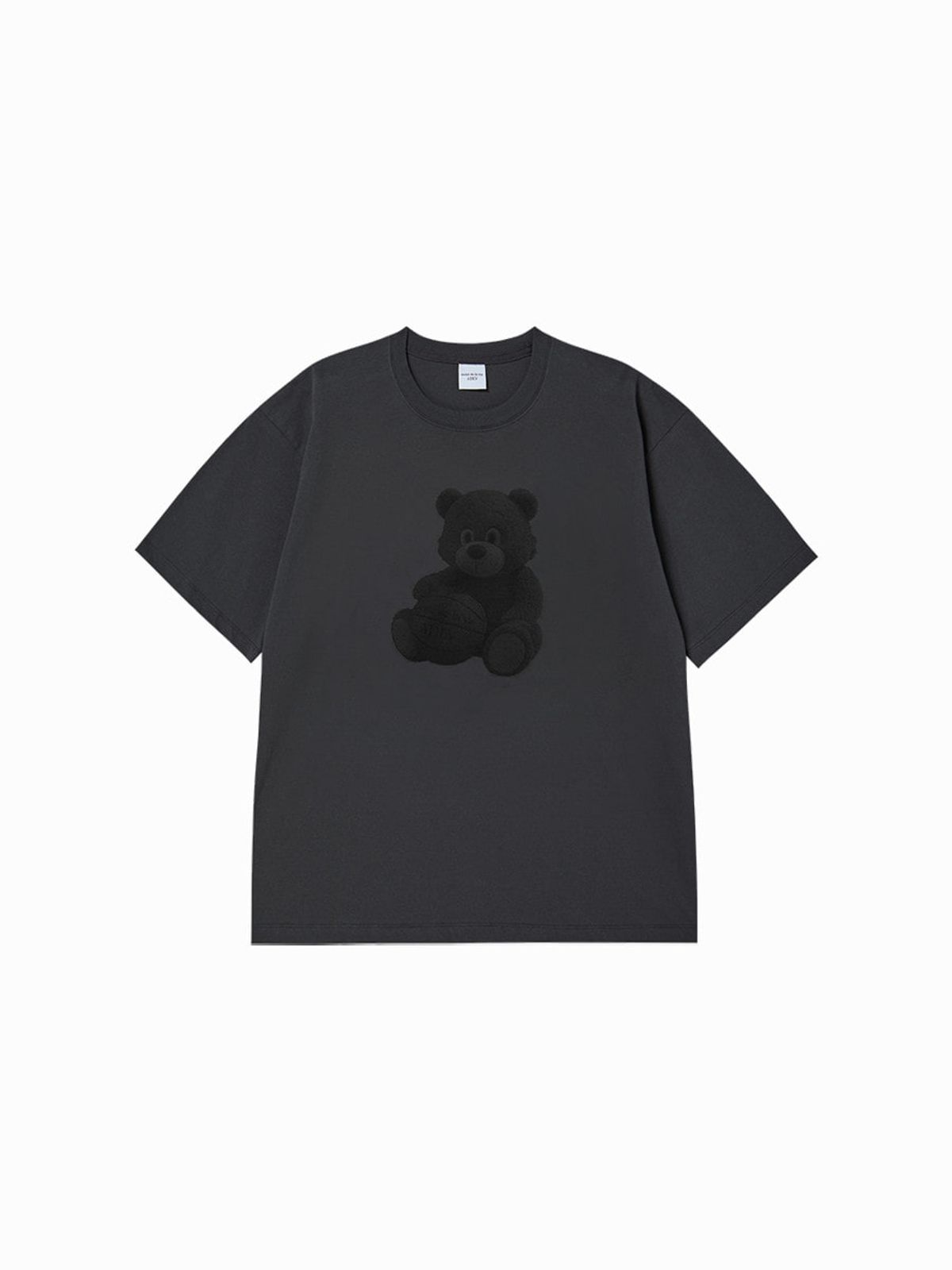 아크메드라비(ACME DE LA VIE) BASKETBALL SITTING AC BEAR SHORT SLEEVE T-SHIRT