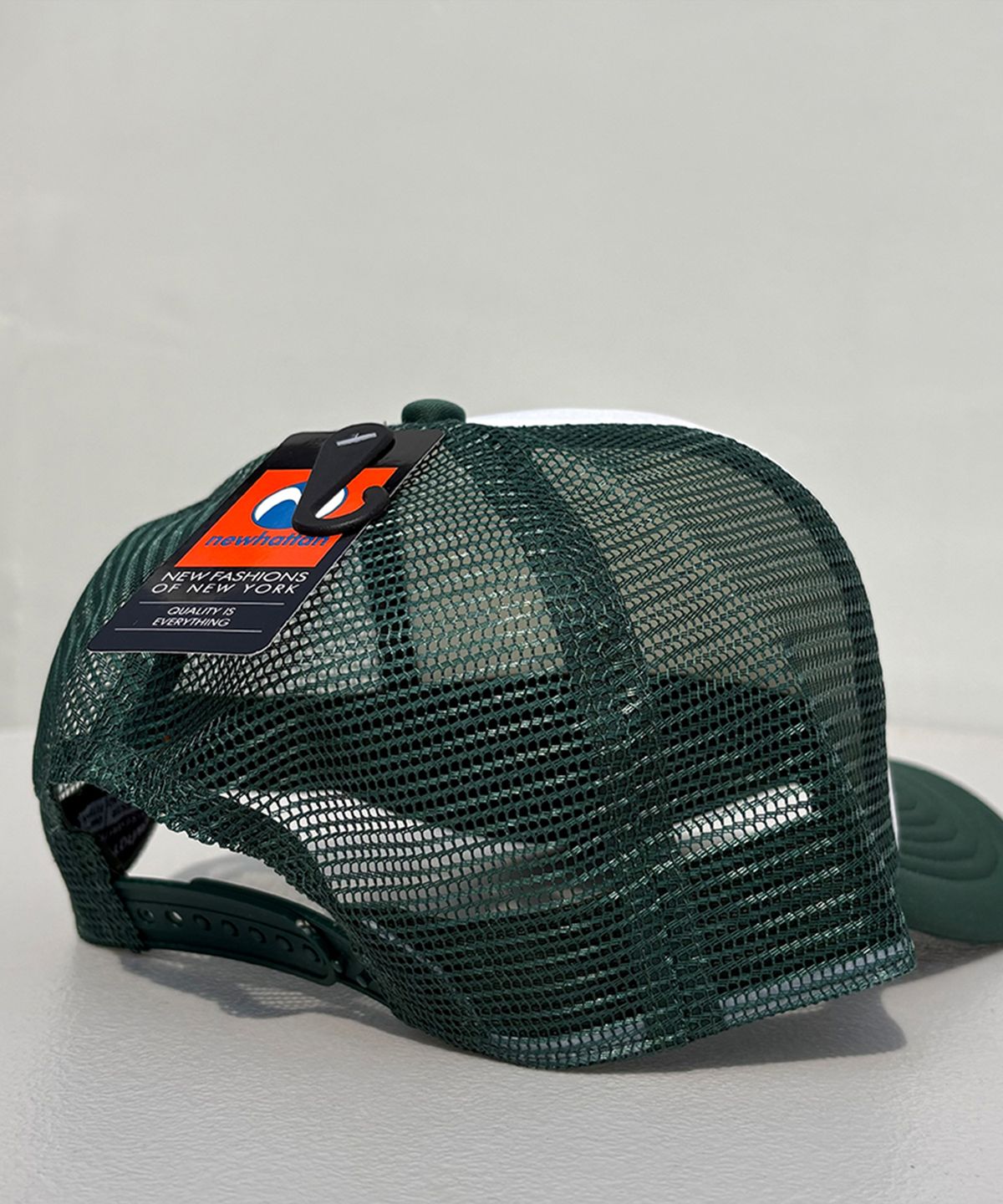 뉴해튼(NEWHATTAN) 폴리 메쉬캡 (white/dark green)