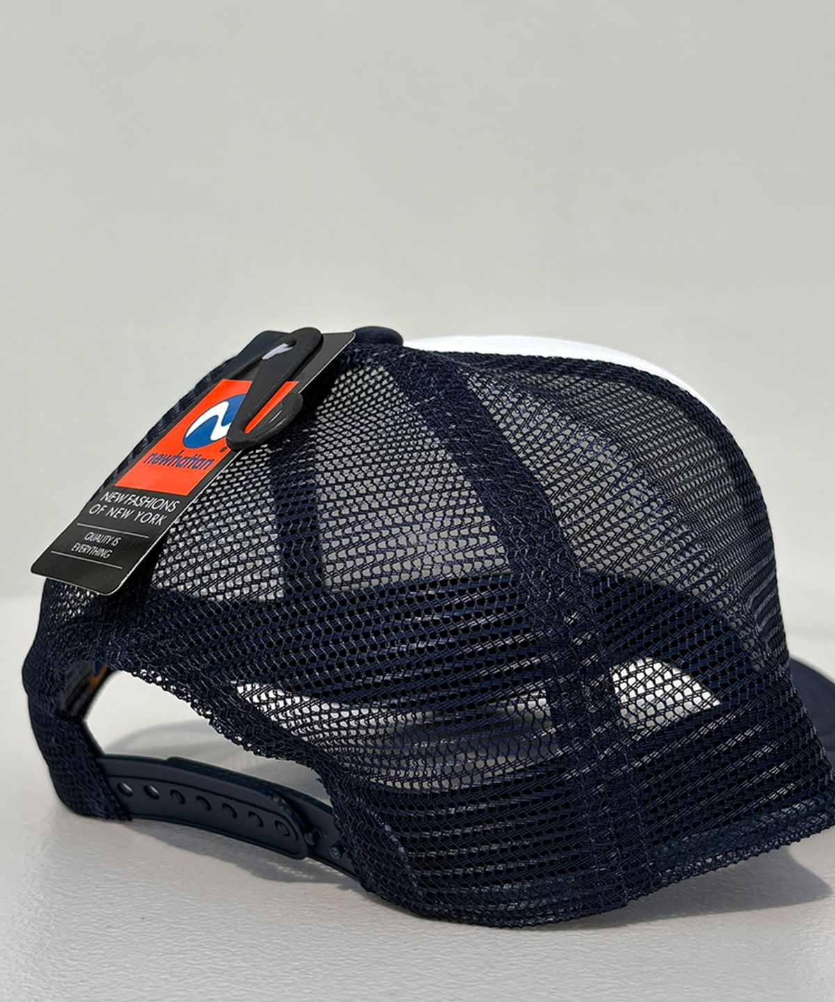 뉴해튼(NEWHATTAN) 폴리 메쉬캡 (white/navy)