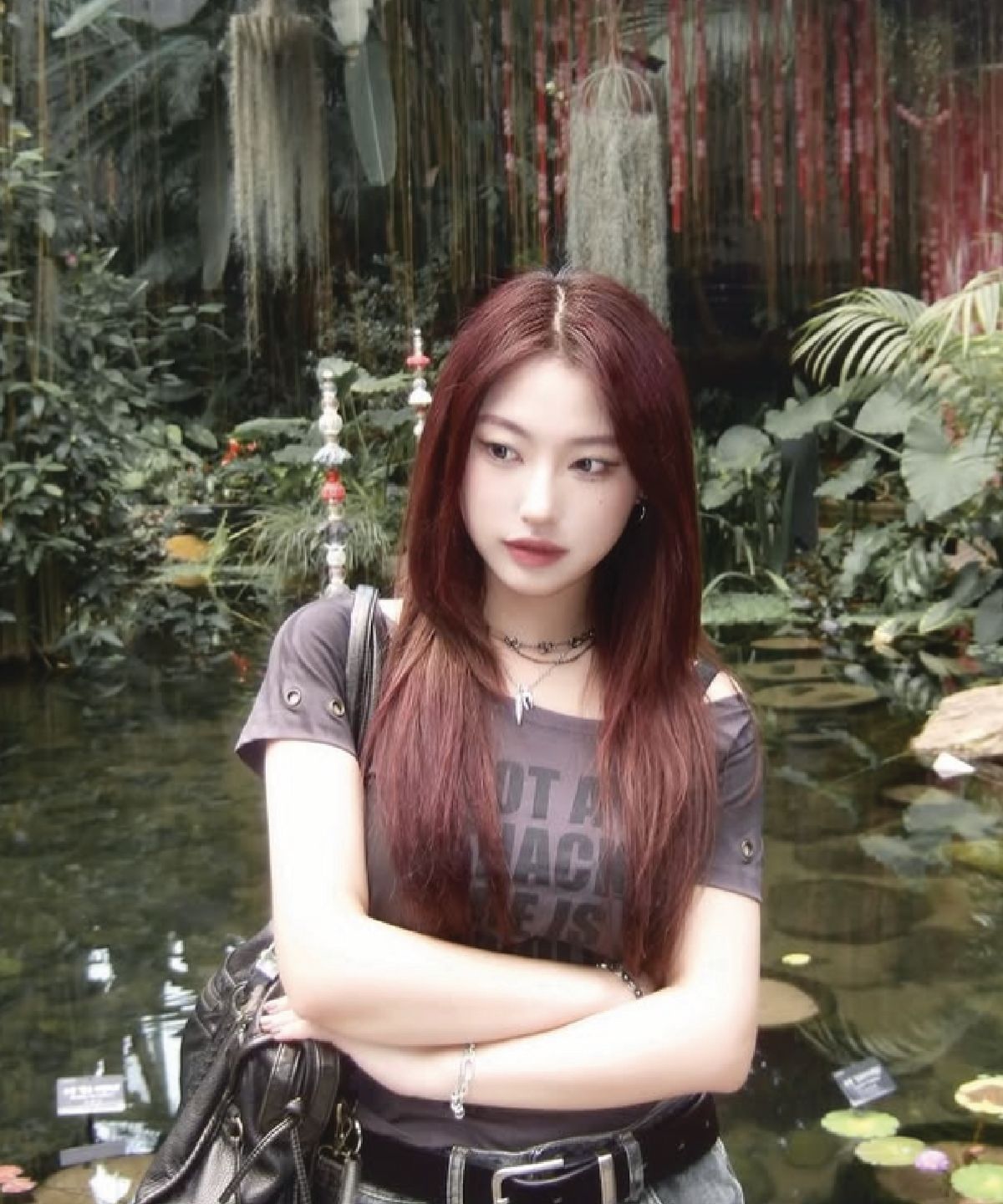 컷아웃(CUTOUT) 싱귤러 드롭 숄더 숏 슬리브-모카