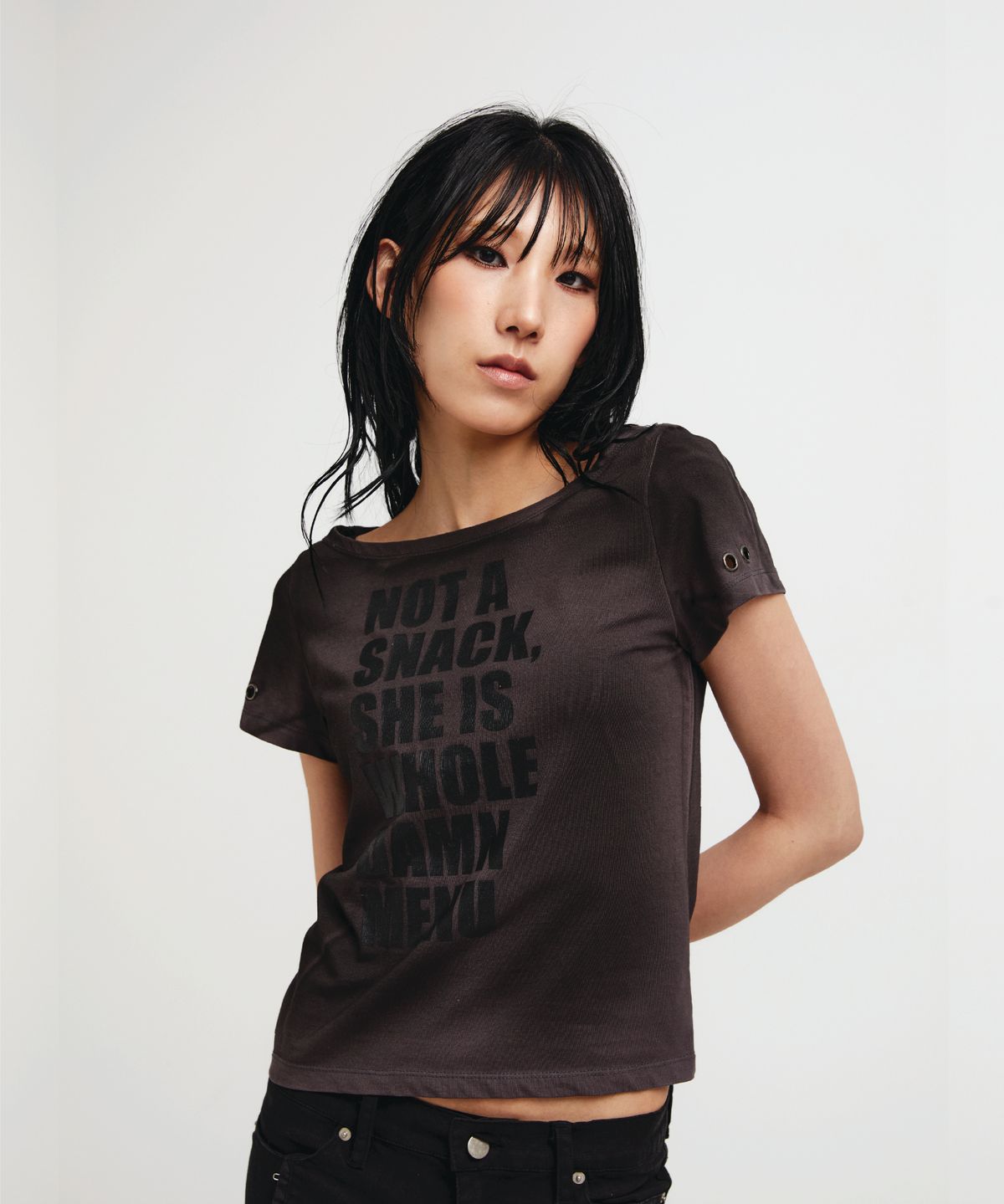 컷아웃(CUTOUT) 싱귤러 드롭 숄더 숏 슬리브-모카