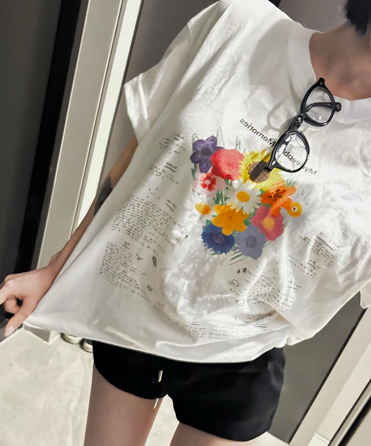마이딥블루메모리즈(MY DEEP BLUE MEMORIES) MM TWELVE FLOWER T-Shirts (White)