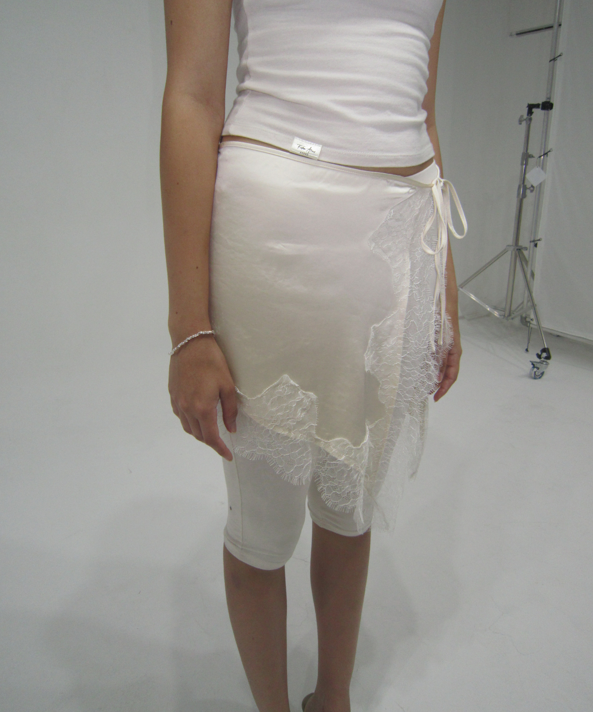 피프트 에일리어스(FIFTHALIAS) Satin lace waist wrap Cream