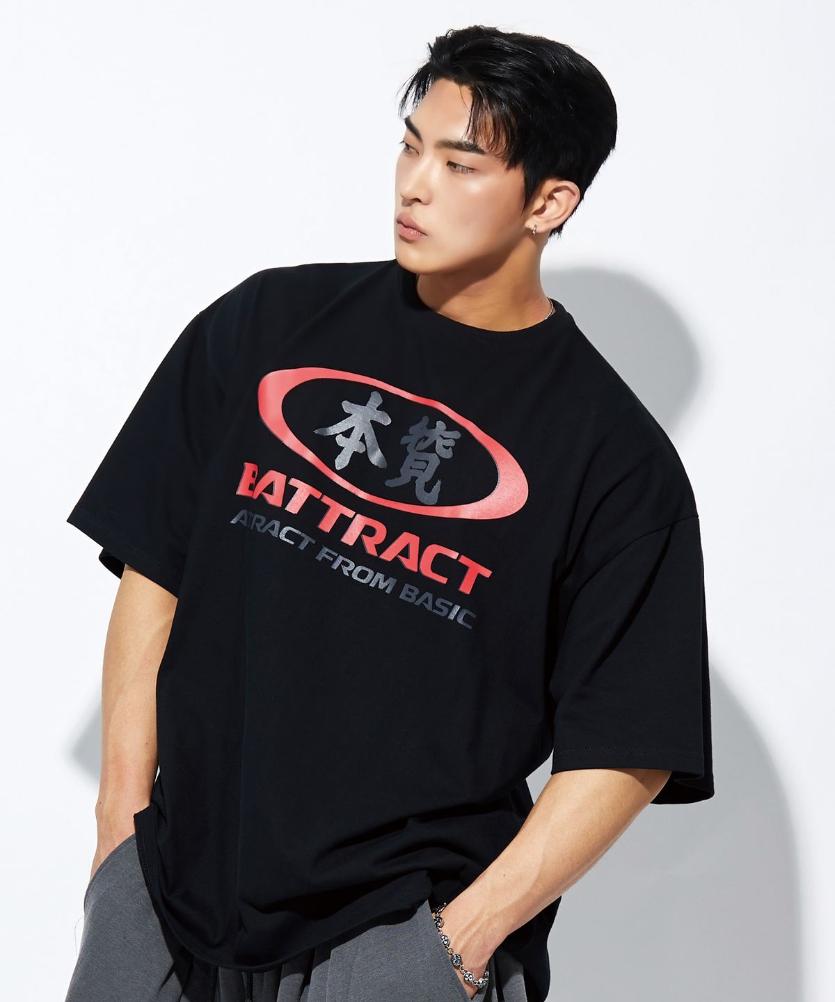 베트랙트(BATTRACT) 원형 레드 본질 오버 핏 반팔티_블랙