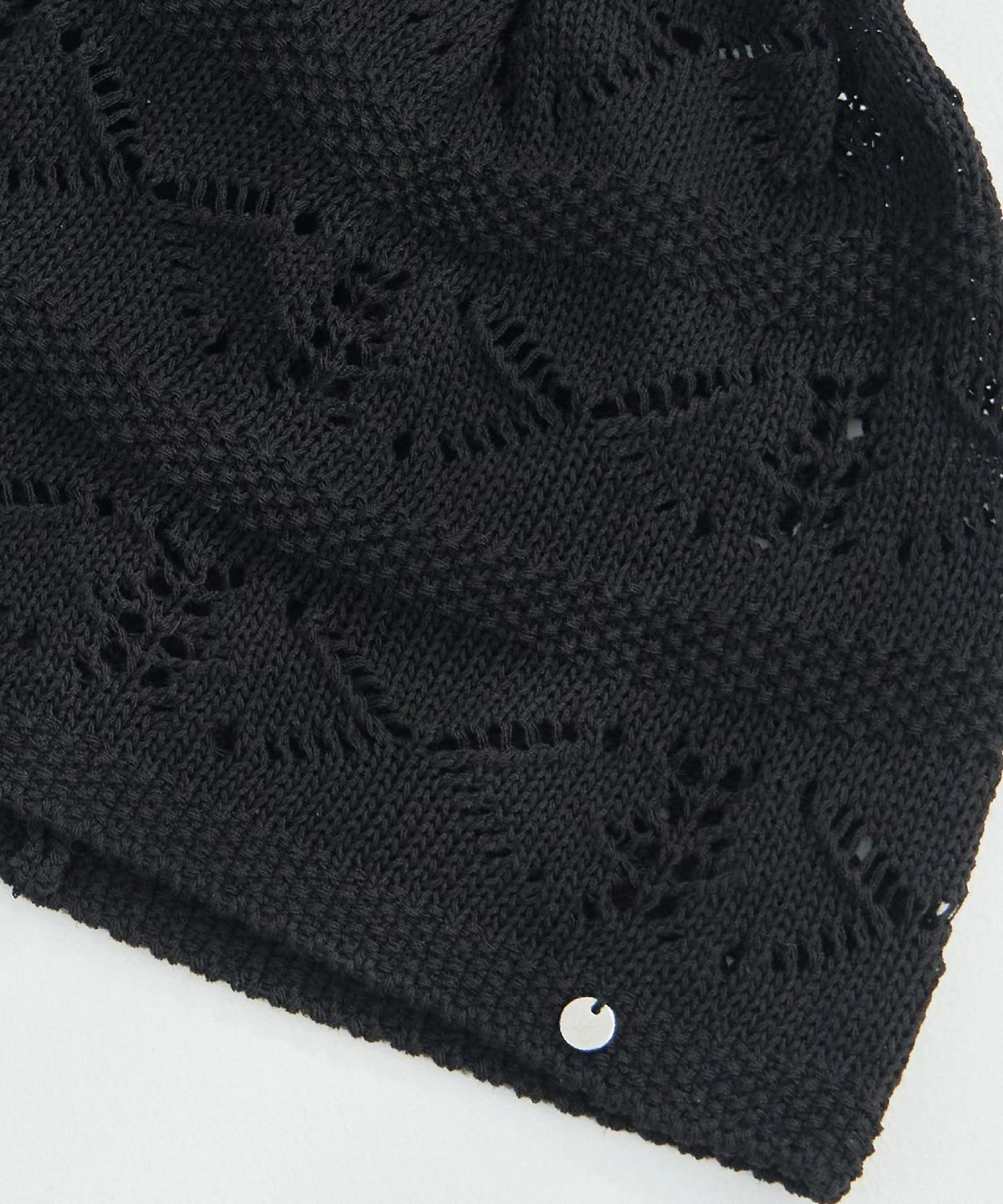 무아르모아(MOIREMOA) Crochet Medal Beanie-Black