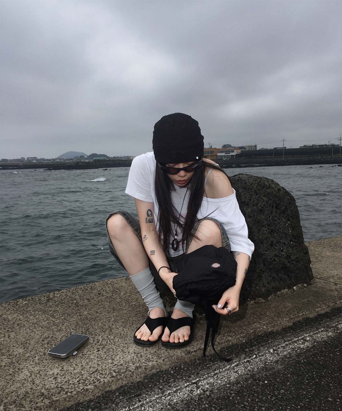 무아르모아(MOIREMOA) Crochet Medal Beanie-Black