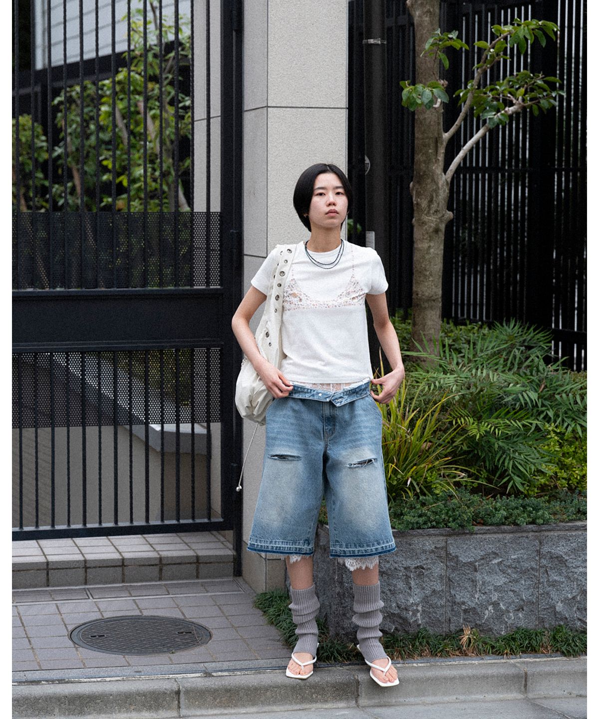데프가먼츠(DEFGARMENTS) WASHED BUCKLE DENIM SHORTS [INDIGO]