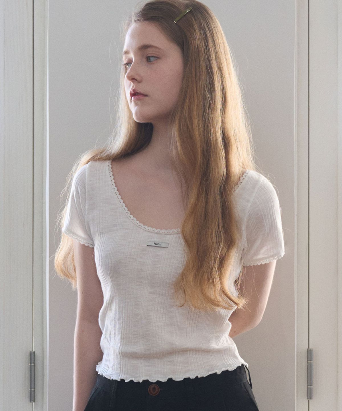 헤인트(HAINT) FRILL U-NECKLINE EYELET SEMI CROP T-SHIRT 2COL_IVORY