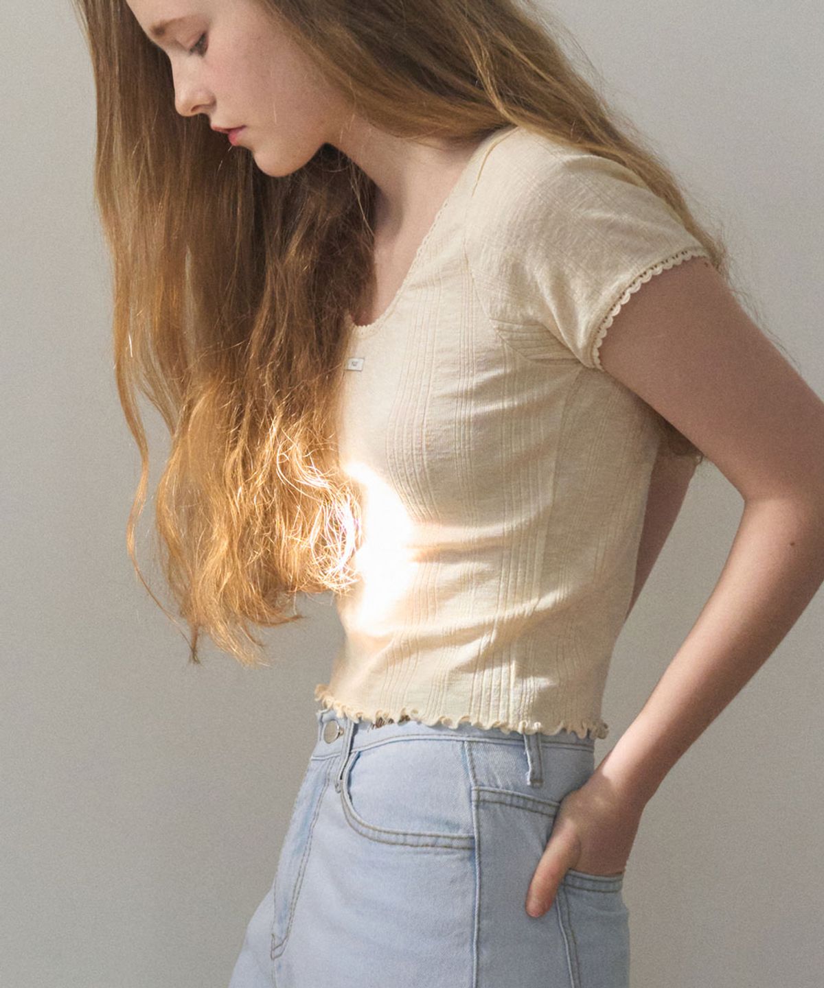헤인트(HAINT) FRILL U-NECKLINE EYELET SEMI CROP T-SHIRT 2COL_CREAM