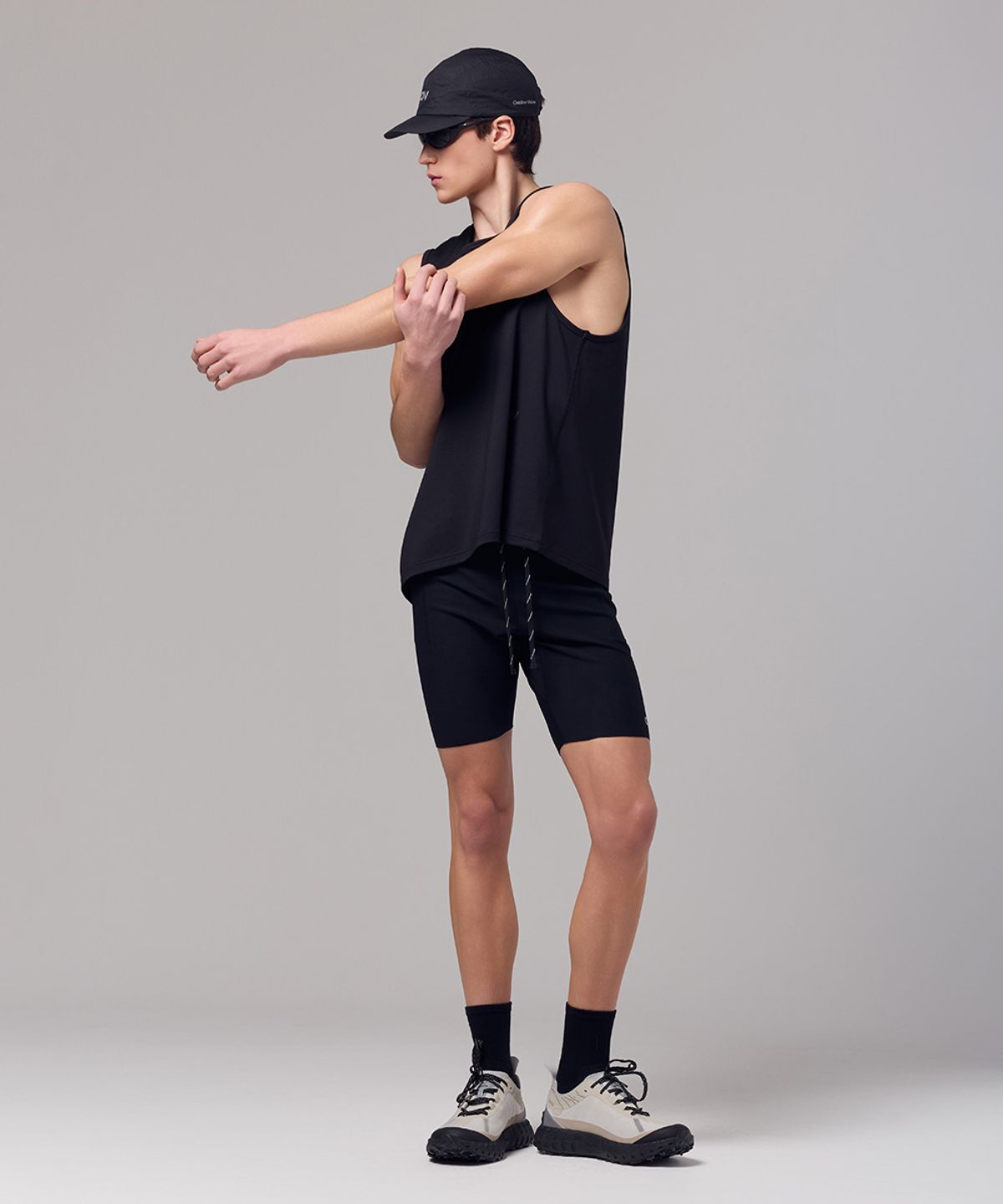 아웃도어 보이스(OUTDOOR VOICES) Technol-OV™ OV LOGO SLEEVELESS TEE (BLACK)