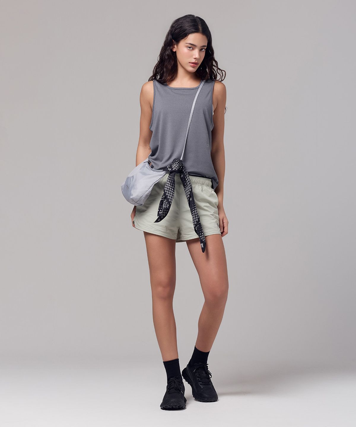 아웃도어 보이스(OUTDOOR VOICES) Technol-OV™ OV LOGO SLEEVELESS TEE (CHARCOAL)
