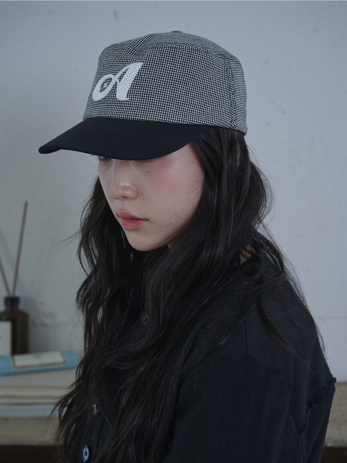 올인컴플리트(ALLINCOMPLETE) 투톤 하운드투스 필박스 캡 (블랙)