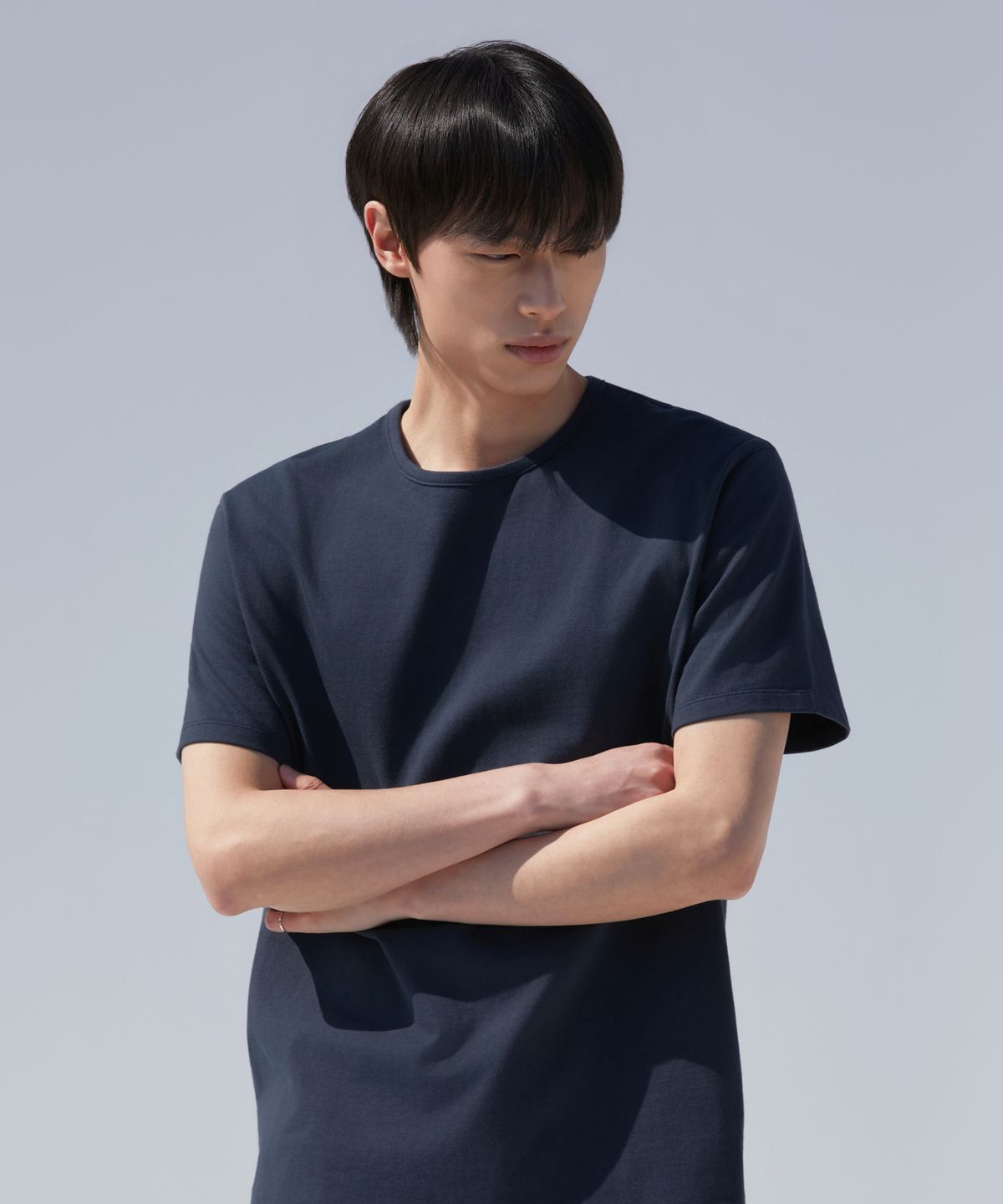 디블루(DBLUE) 스탠다드 에센셜 크루넥 숏슬리브 그레이시네이비