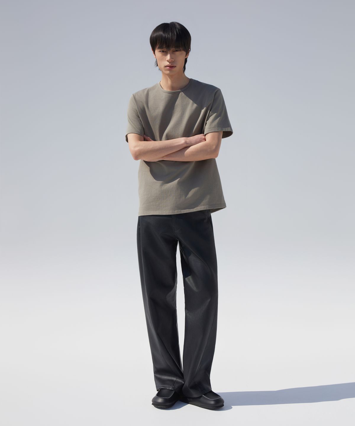 디블루(DBLUE) 스탠다드 에센셜 크루넥 숏슬리브 카키브라운