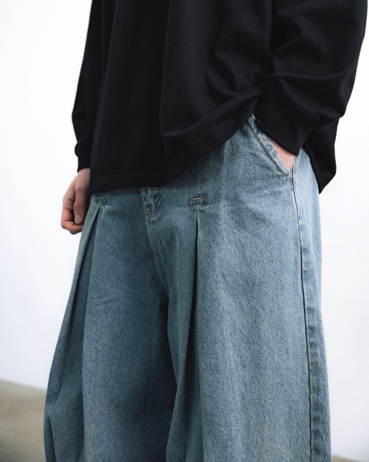 앵글런(ANGLAN) Long Tuck Wing Balloon Denim Pants - Washed Blue
